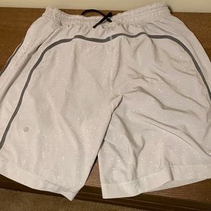 Lululemon Pacebreaker shorts 9”